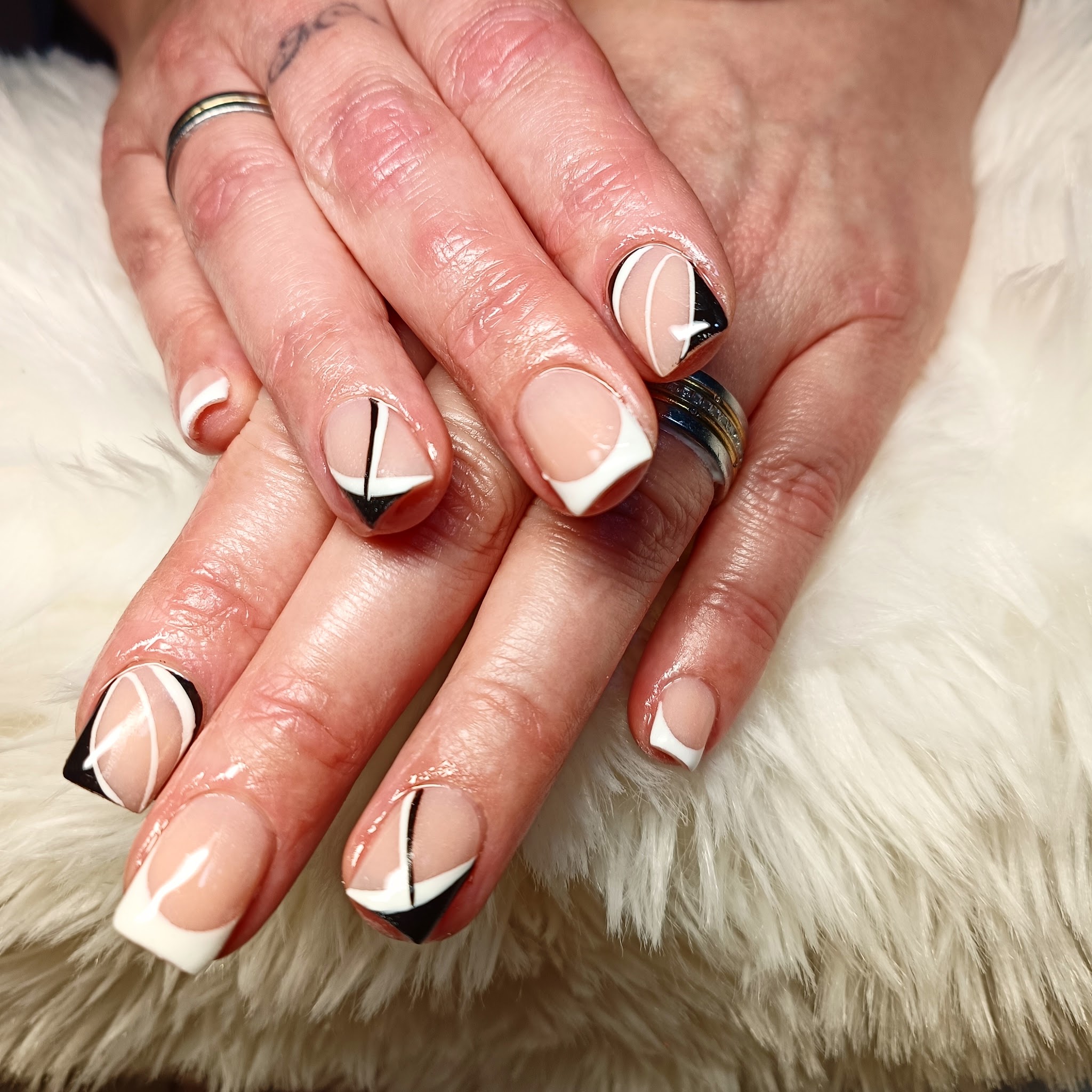 Zwart-witte grafische french op korte nagels