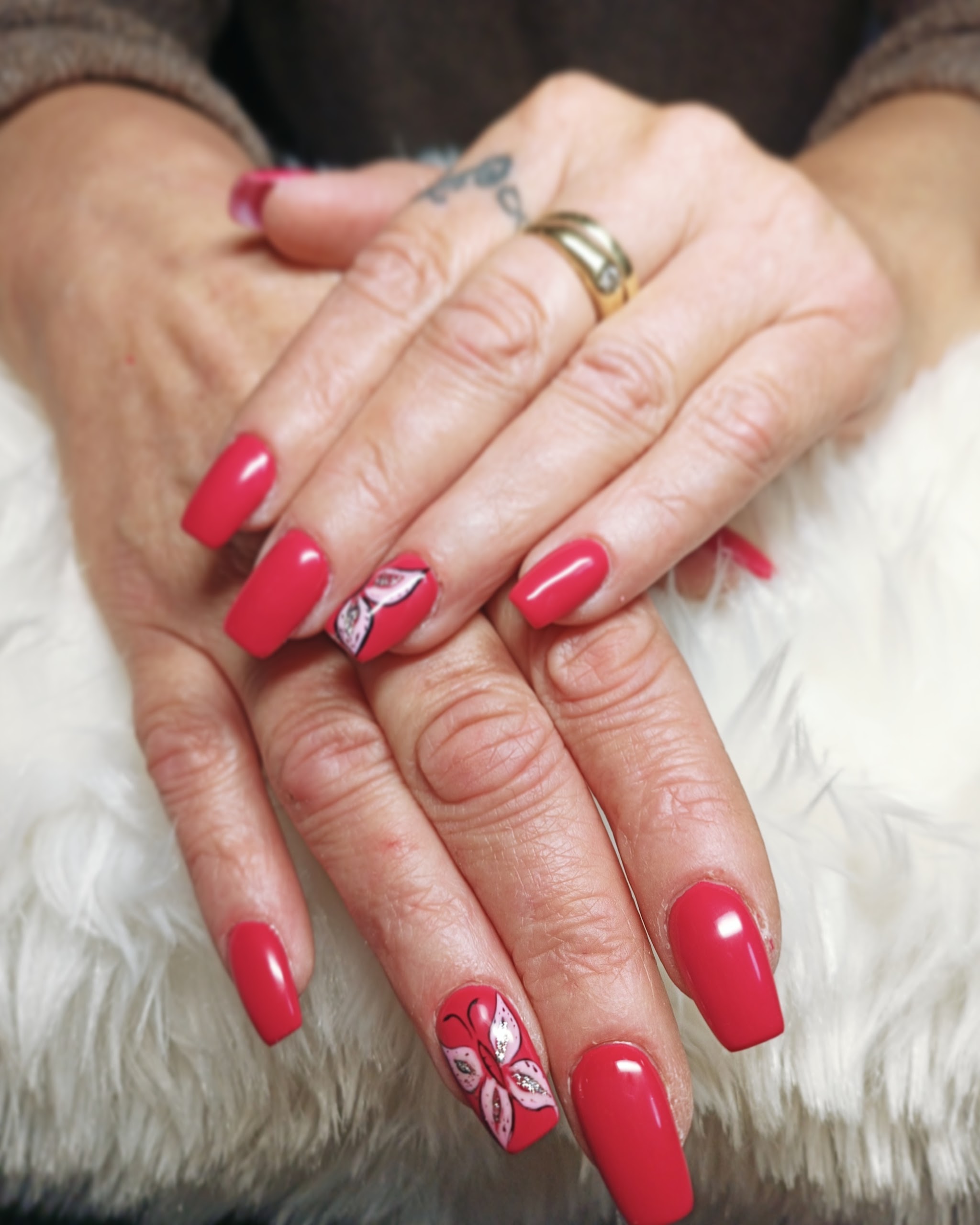 Rode nagels met een witte bloem als accent