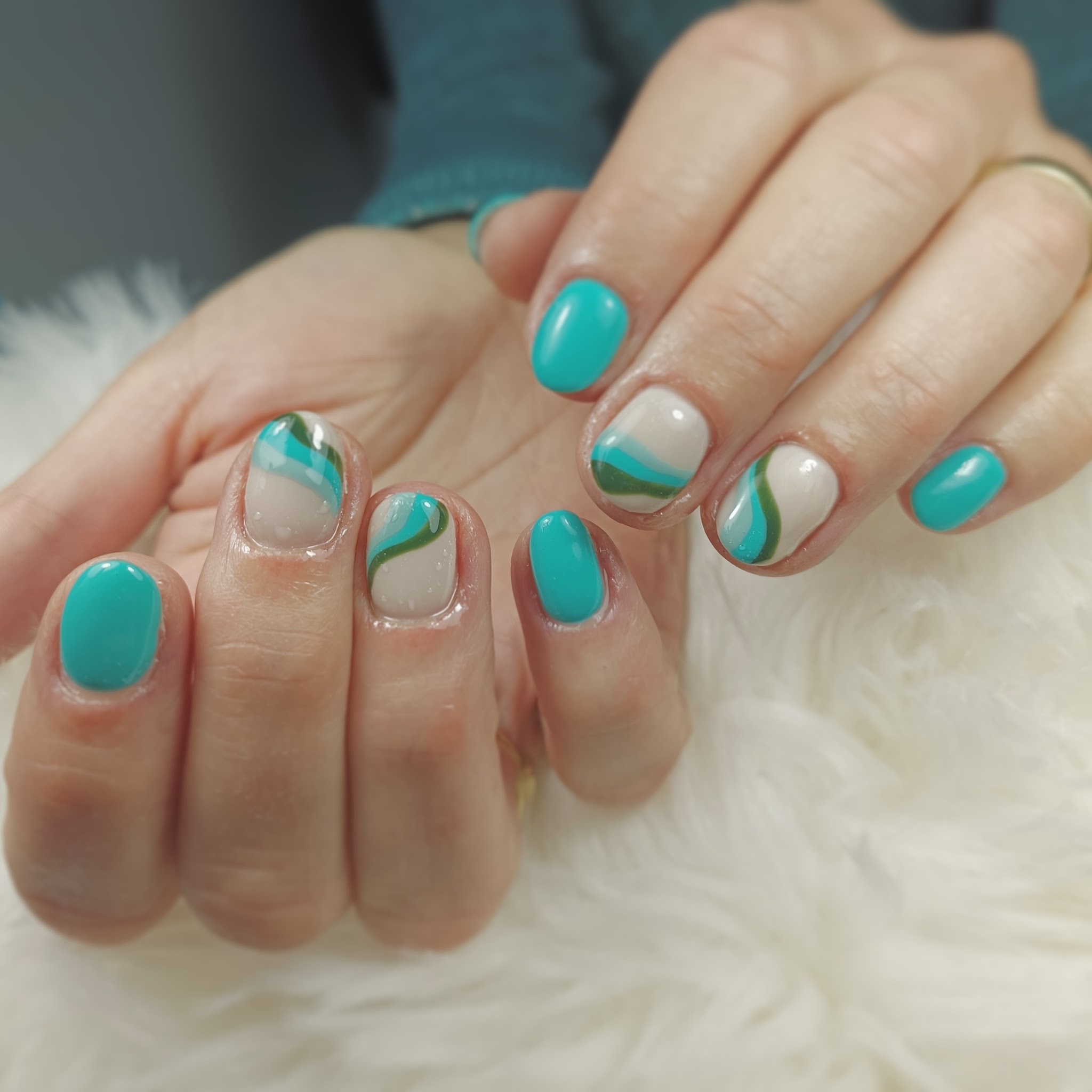 Turquoise gellak met witte en groene swirls