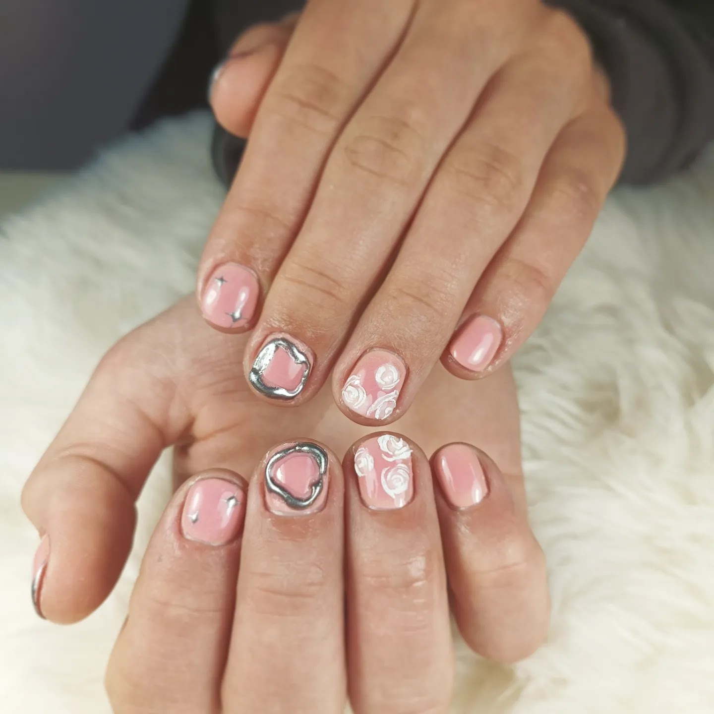 Korte roze nagels met chrome hartjes