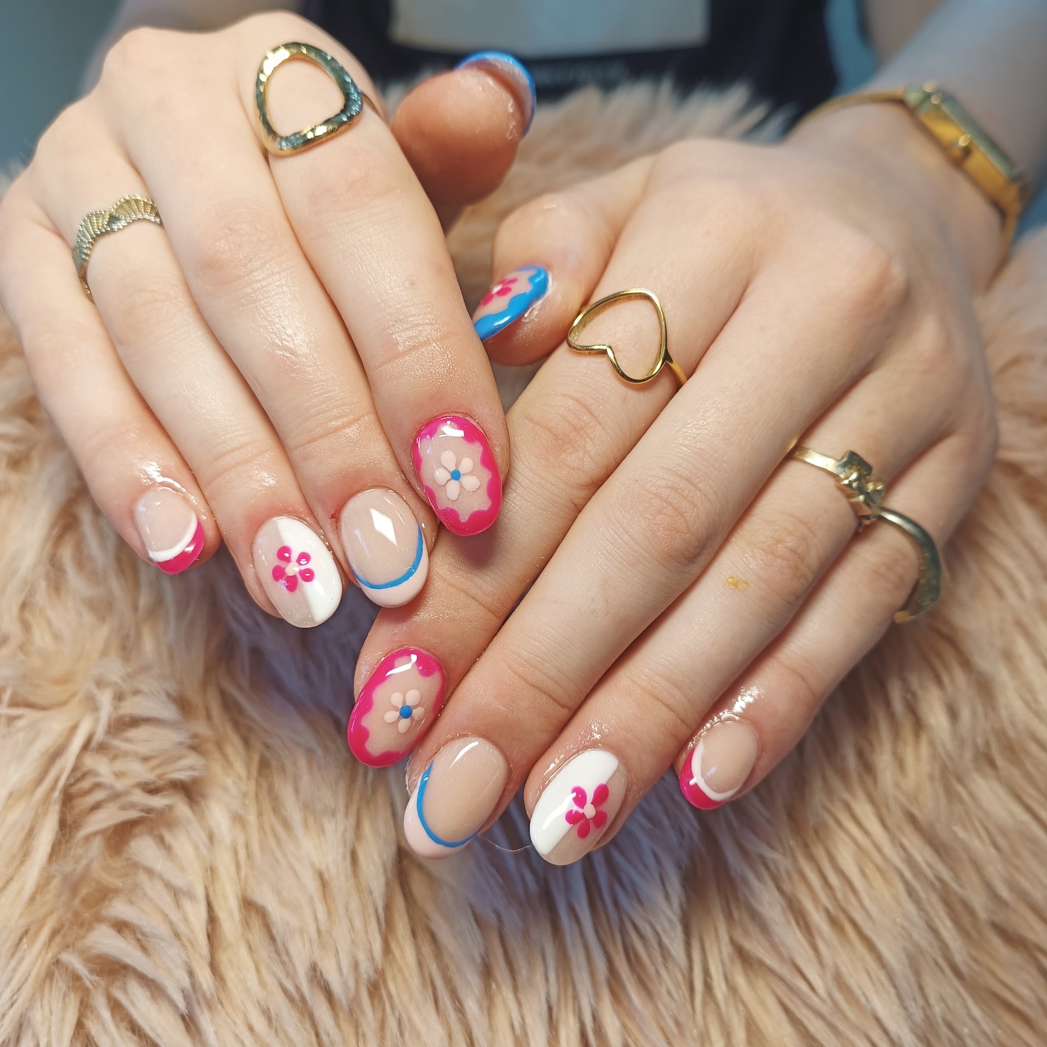 Roze bloemen met blauwe lijnen op natuurlijke nagels