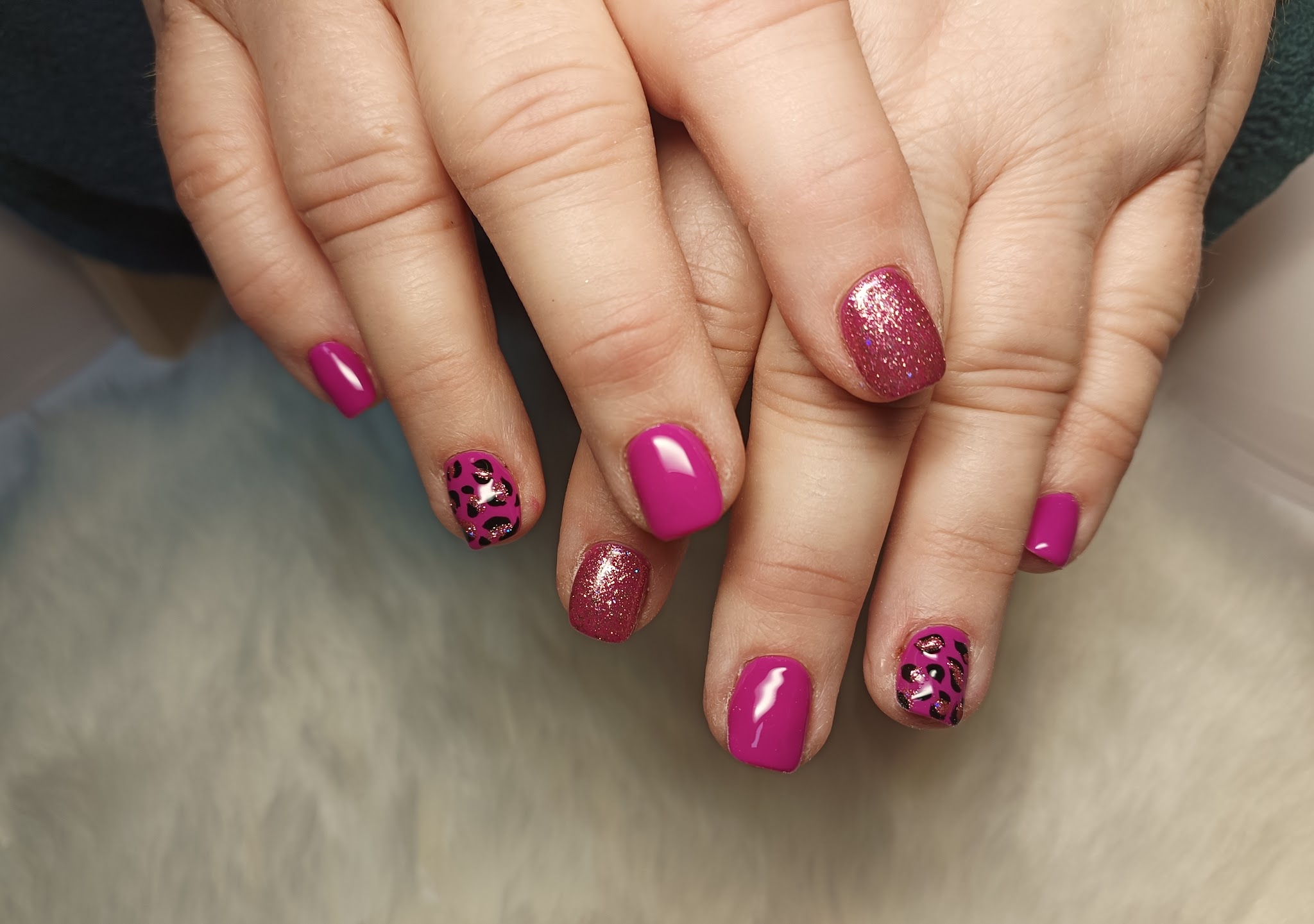Magenta nagels met glitter en luipaardprint