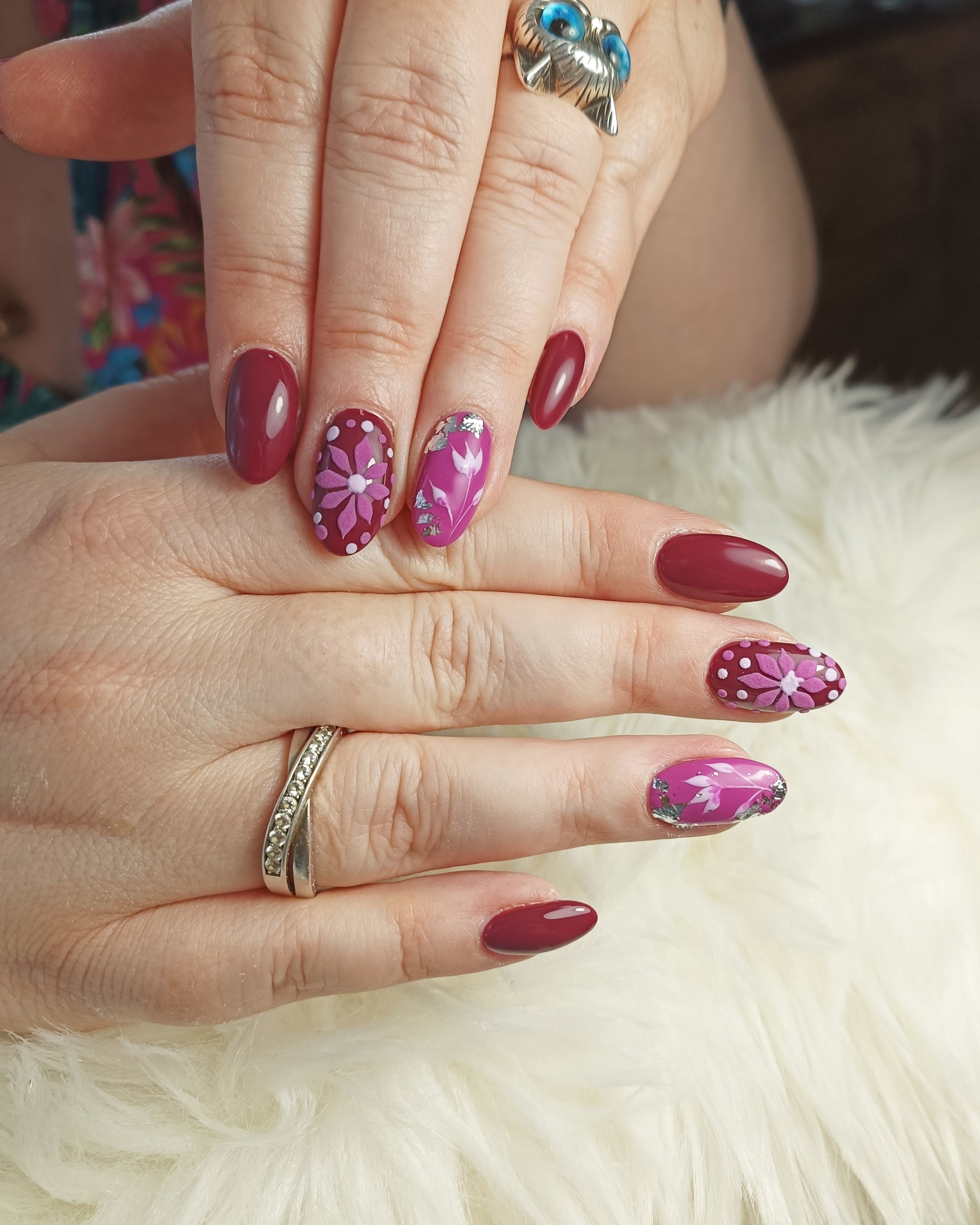 Lange nagels in paars en roze met bloemen