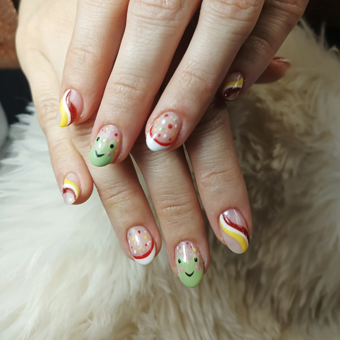 Nail art met kikkertjes en gekleurde lijnen