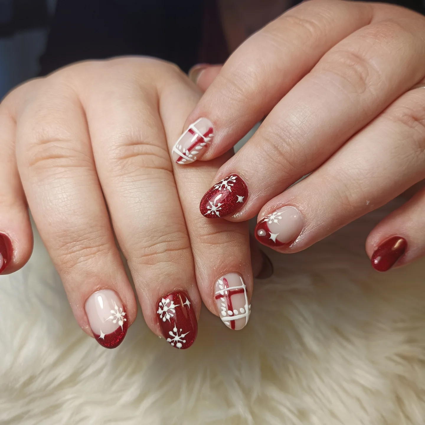 Winternagels met sneeuwvlokken in rood en wit