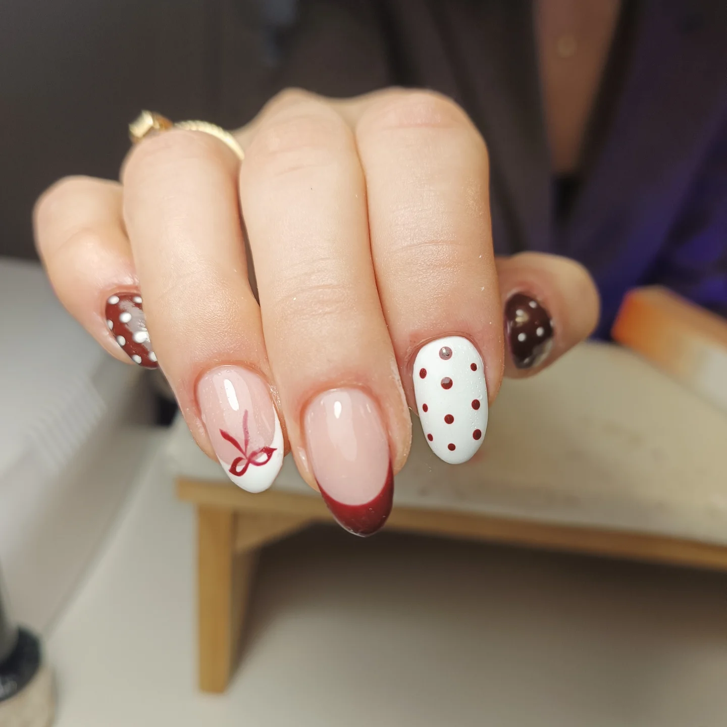 Stippen en een strikje op rood-witte nagels